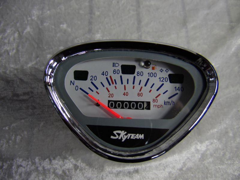 ​Tachometer Dax 140 km/h, mit Tankleuchte (für Tachowellenantrieb) mit weißen Ziffernblatt