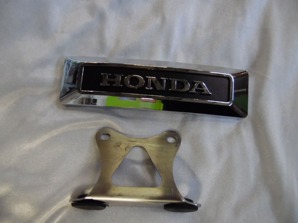 Honda Logo Emblem mit Halterung für die Gabelbrücke