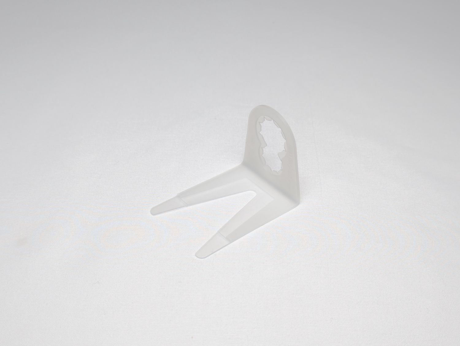 C9/C7 Shingle Tabs Clip by Minleon – durable, weather-resistant clip for professional holiday lighting installations.