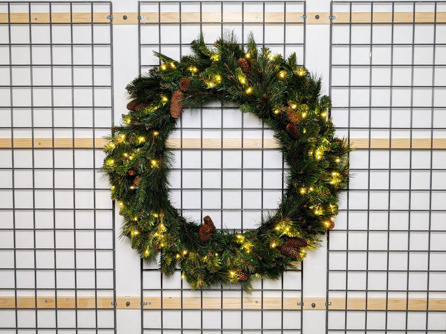 Warm White Noble Wreath, Size: 36&quot;