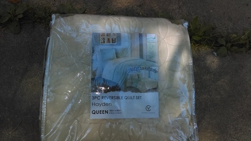 REVERSIBLE QUEEN  QUILT SET