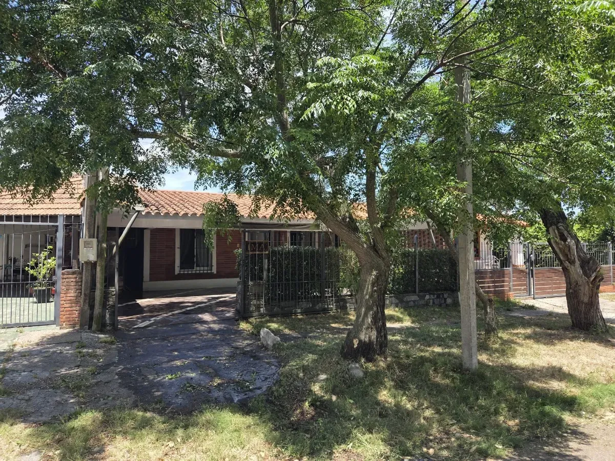 CASA 3 DORM - 2 BAÑOS - ATLANTIDA . Excelente estado, 1 cuadra de la playa y del centro de Atlántida