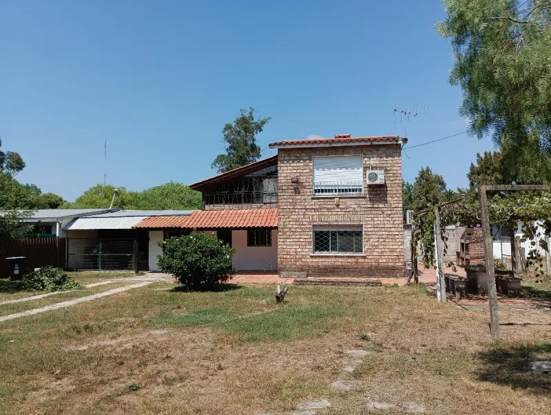 CASA MARINDIA - 4 DORM. - 2 BAÑOS - GRAN TERRENO - Apta Banco