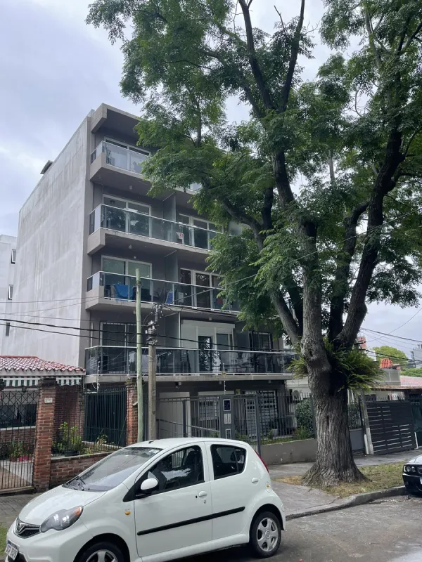 BUCEO – MONOAMBIENTE CON BALCÓN AL FRENTE, A PASOS DE LA RAMBLA Y SHOPPING