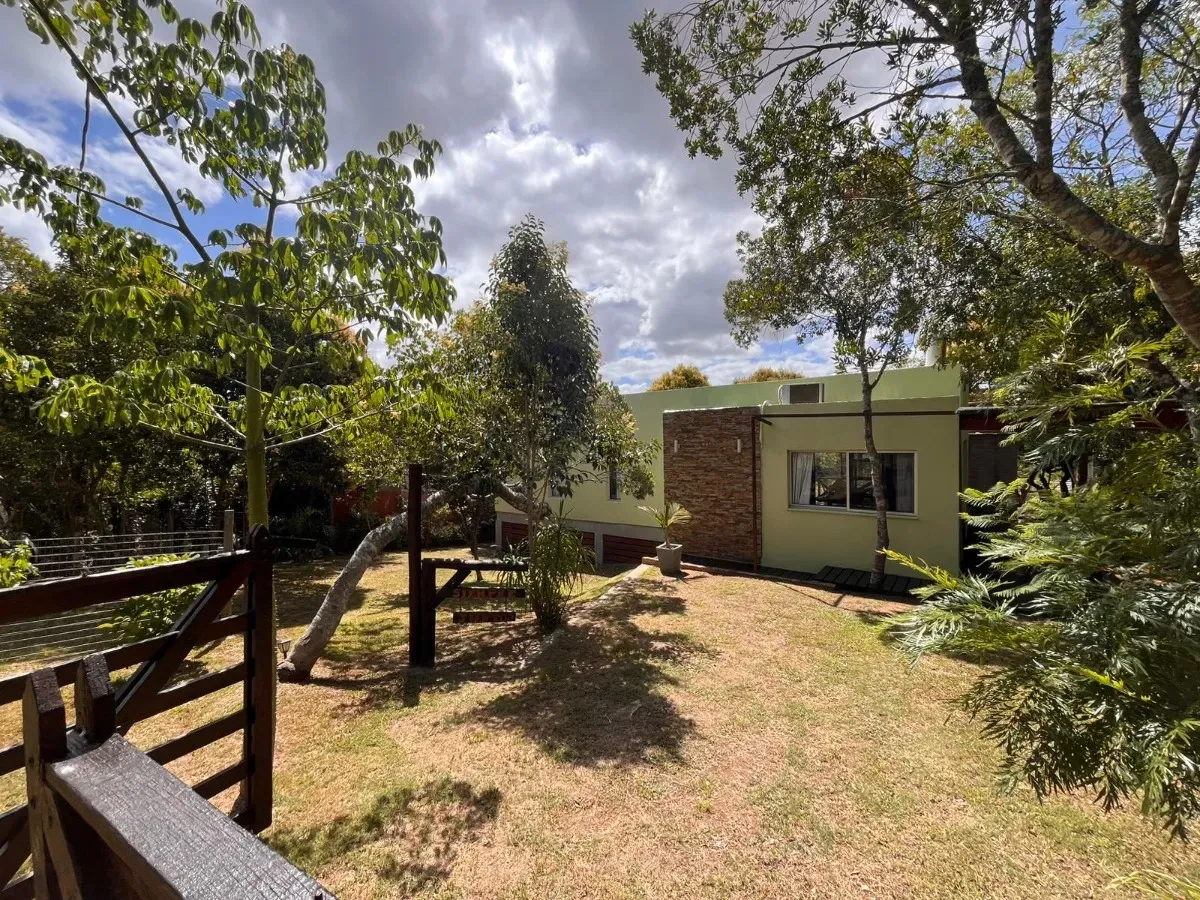 Refugio Moderno en Los Romerillos – Vistas, Diseño y Confort Térmico. 2 dormitorios. Parrillero. Deck.