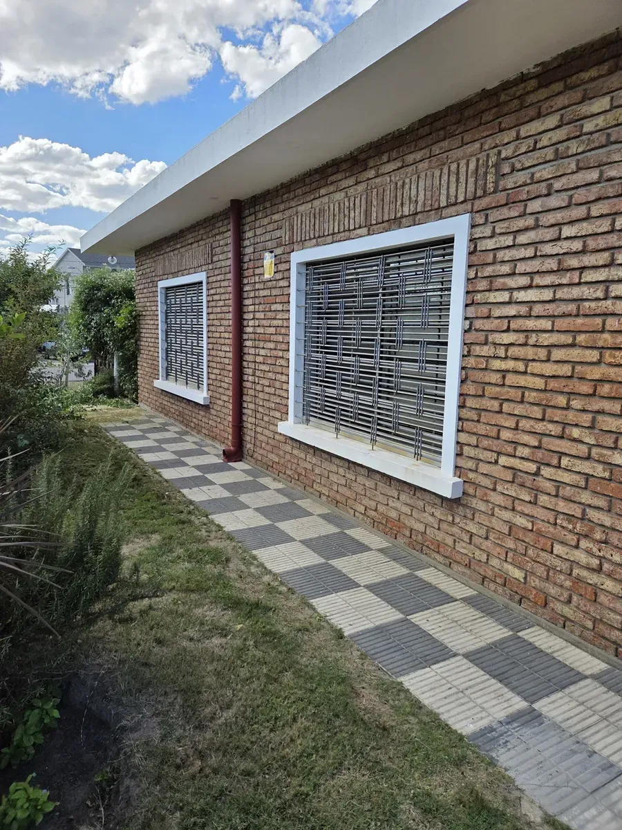 Gran Casa De 4 Dormitorios - Shangrila Sur - Barbacoa - Apta Banco
