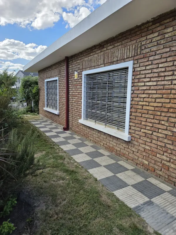 Gran Casa De 4 Dormitorios - Shangrila Sur - Barbacoa - Apta Banco