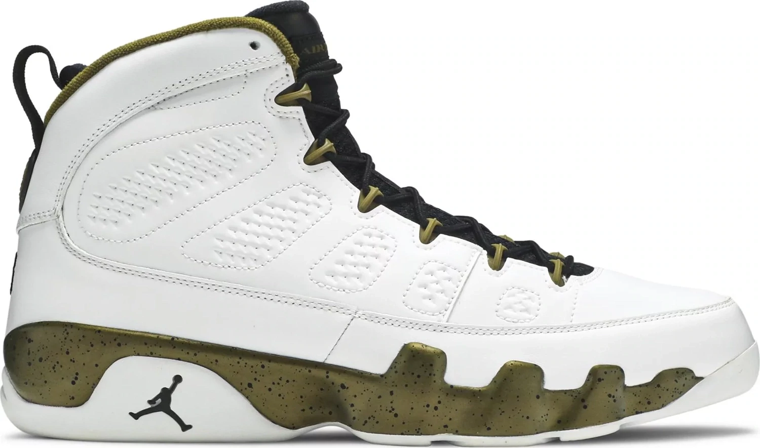 AJ 9 STATUE