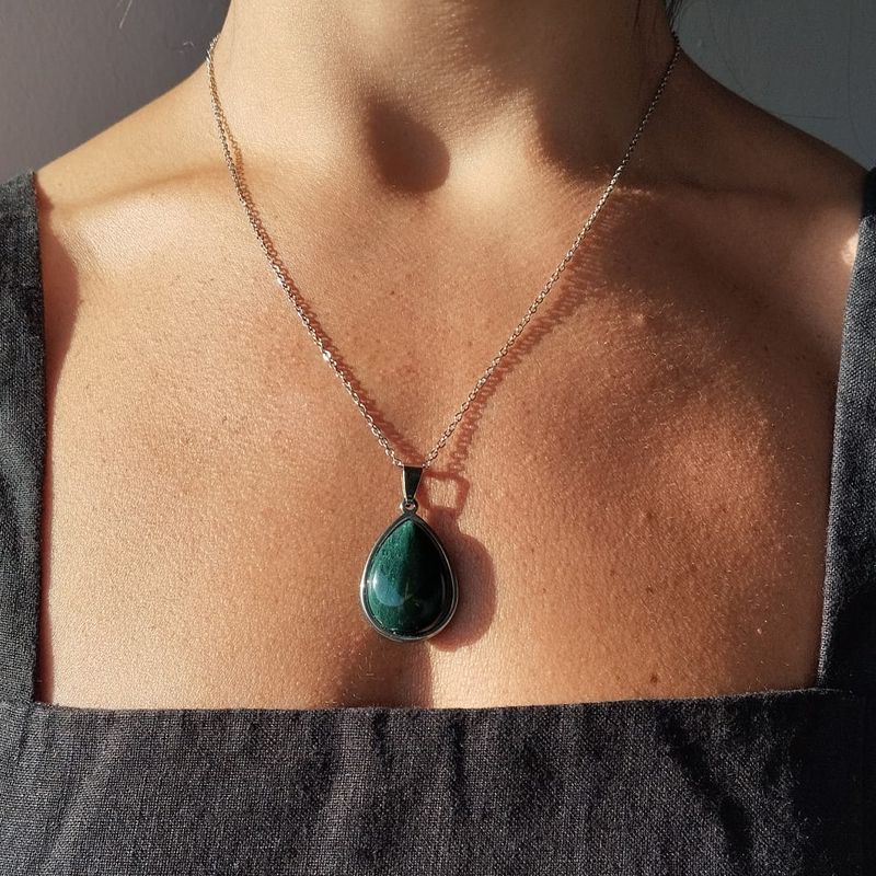 Dije de piedra gota