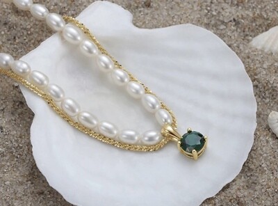 Emerald elegance necklace, gold plated and natural pearls and green amethyst
