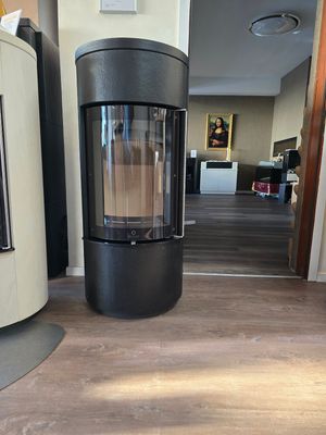 Kaminofen Max Blank Nimes Stone 5,1 kW mit Naturstein schwarz gebürstet Lederstruktur mit Steindeckel