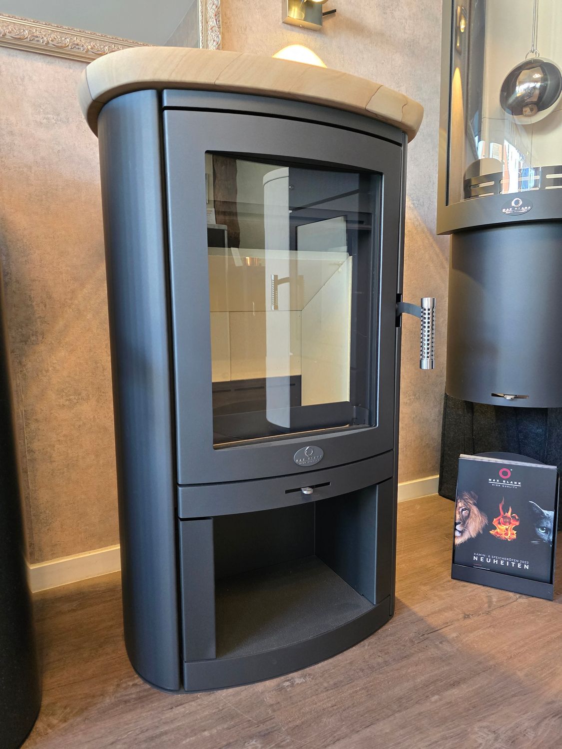 Kaminofen Max Blank ​Rio S Steel 6,5 kW mit Natursteindeckel Sandstein gewölkt