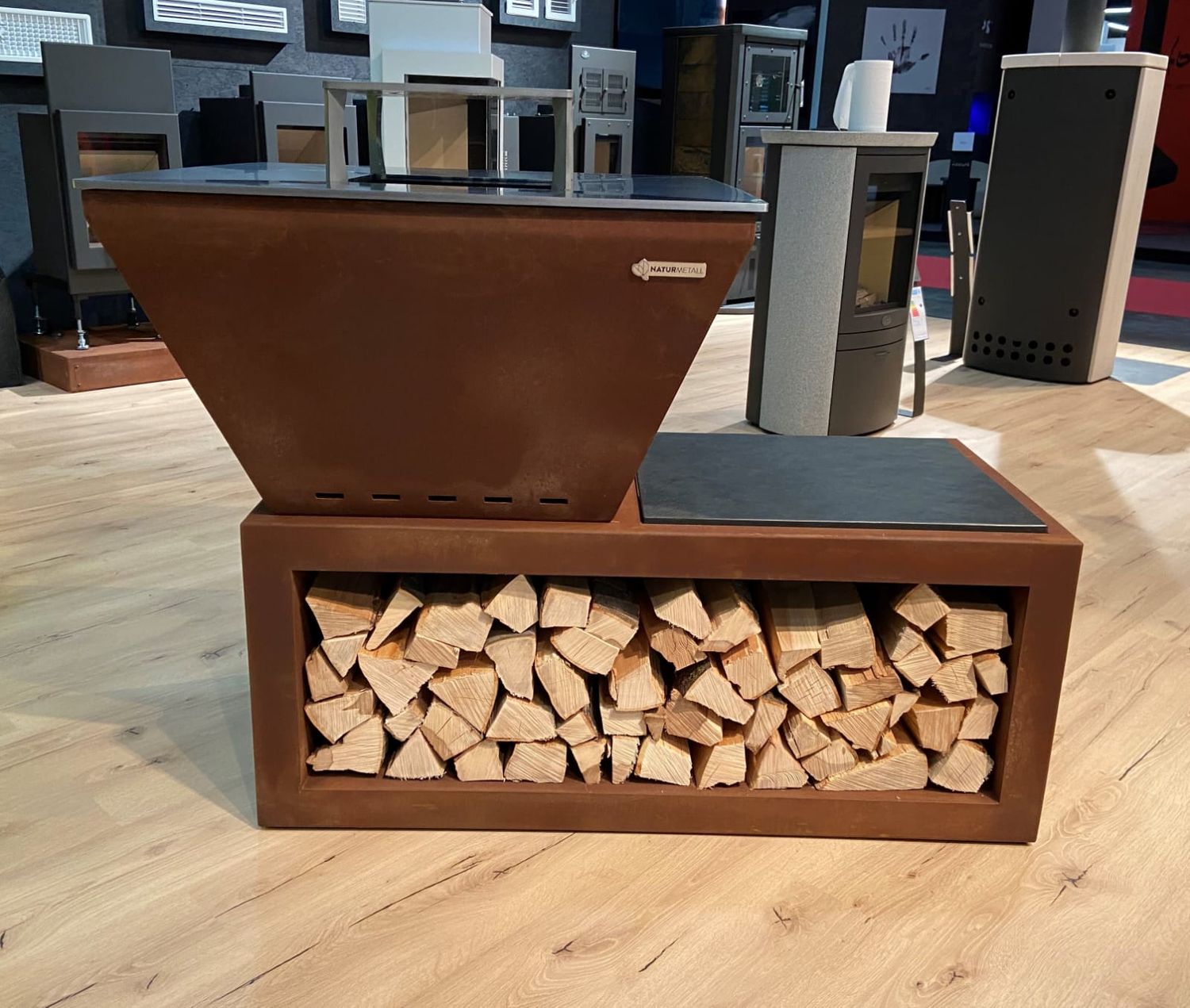 Naturmetall Grill Kubus aus Cortenstahl mit Naturstein-Ablage | Komplettset Naturmetall Grill Kubus aus Cortenstahl mit Naturstein-Ablage | Komplettset