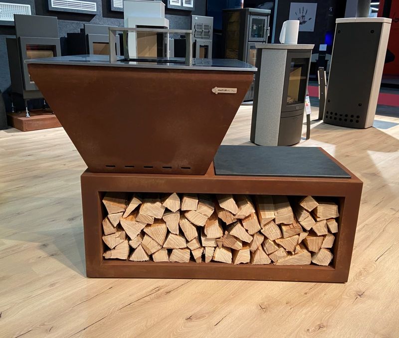 Naturmetall Grill Kubus aus Cortenstahl mit Naturstein-Ablage | Komplettset