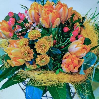 Bunter Frühlingsstrauss mit Tulpen