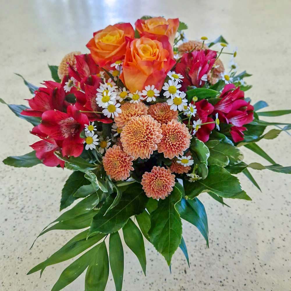 Leuchtender Strauss, orange/rot/weiss