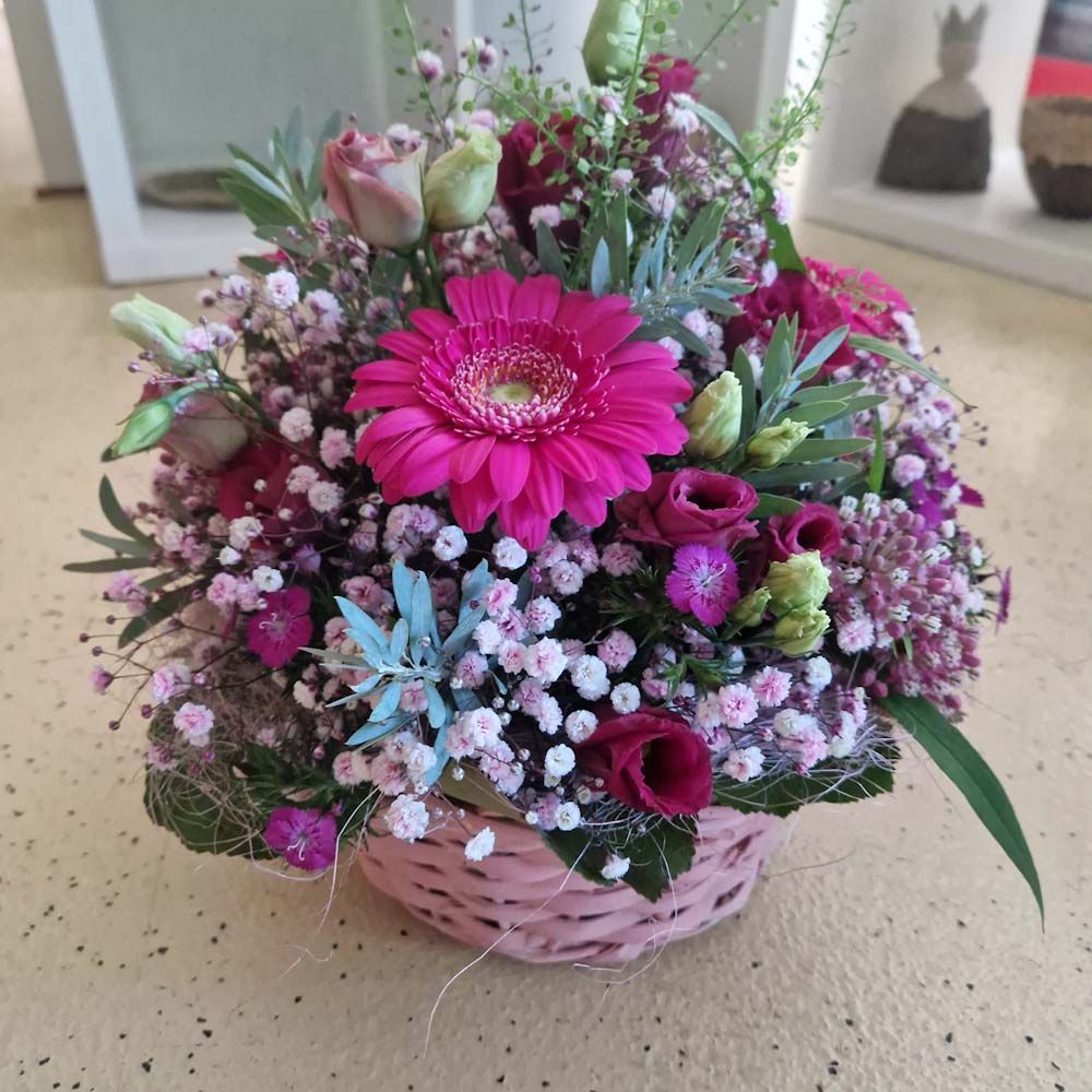 Hübsches Gesteck lila, rosa, weiss, in Korb