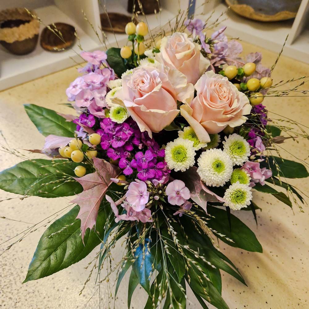 Zarter Strauss, rosa, lila, gelb, weiss, mit Halmen