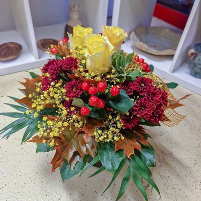 Herbststrauss mit Blättern, rot/weinrot/gelb