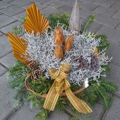 Arrangement mit beigen Winterschmuck Arrangement mit beigen Winterschmuck