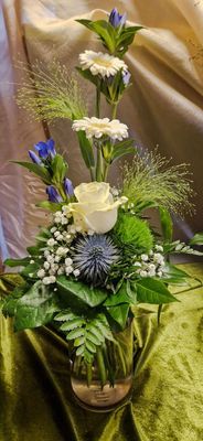 Gestufter Strauss mit Enzian und gemischten Blumen, gelb/blau