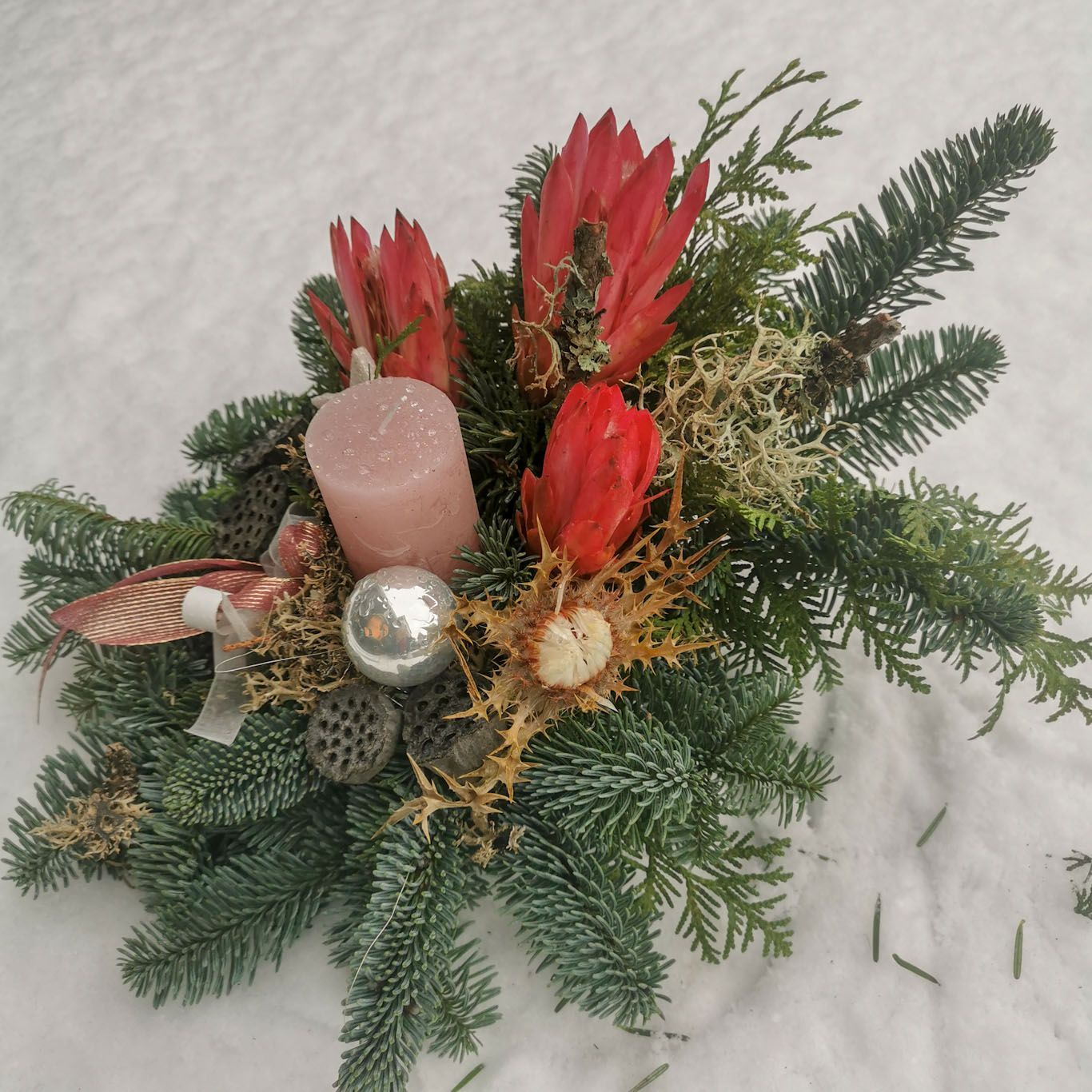 Winterarrangement mit Kerze, Dekozapfen und Kugel, rot/rosa Winterarrangement mit Kerze, Dekozapfen und Kugel, rot/rosa