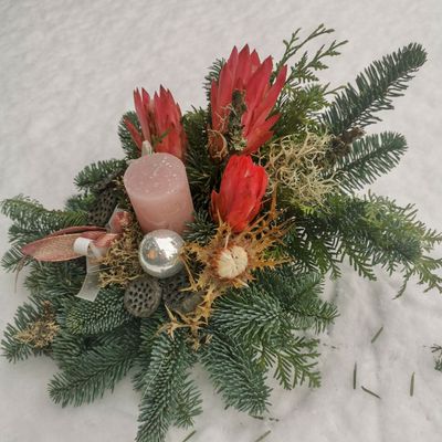 Winterarrangement mit Kerze, Dekozapfen und Kugel, rot/rosa Winterarrangement mit Kerze, Dekozapfen und Kugel, rot/rosa