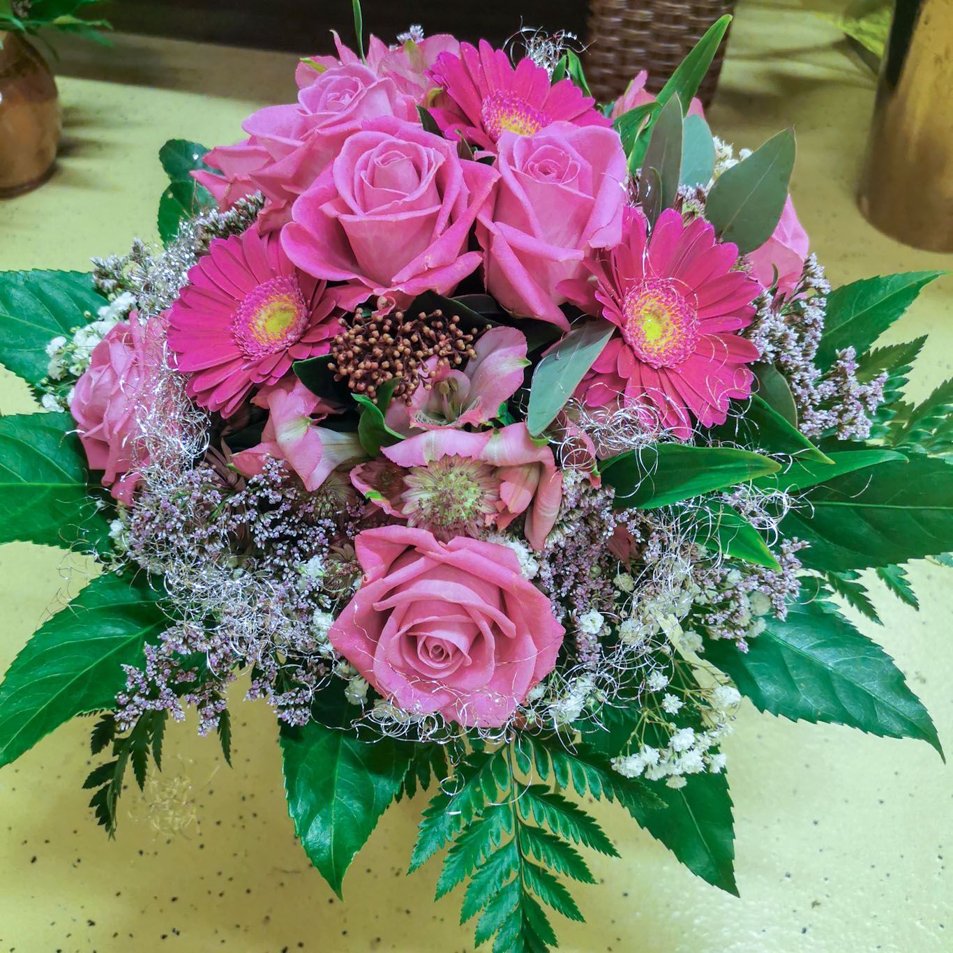 Zarter rosa Strauss mit Glitzerfäden und wenig Schleierkraut Zarter rosa Strauss mit Glitzerfäden und wenig Schleierkraut