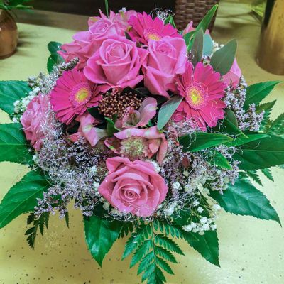 Zarter rosa Strauss mit Glitzerfäden und wenig Schleierkraut Zarter rosa Strauss mit Glitzerfäden und wenig Schleierkraut