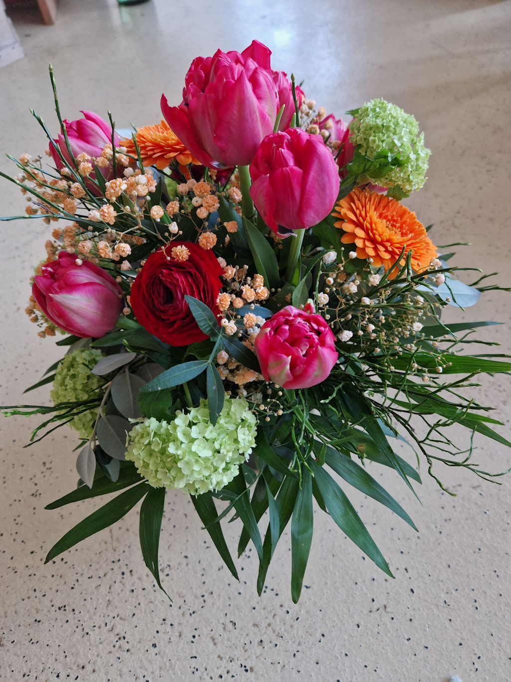 Luftiger Frühlingsstrauss, bunt gemischte Farben