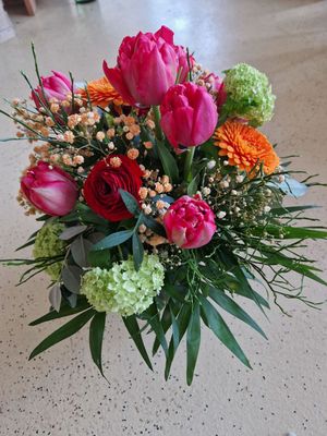 Luftiger Frühlingsstrauss, bunt gemischte Farben Luftiger Frühlingsstrauss, bunt gemischte Farben