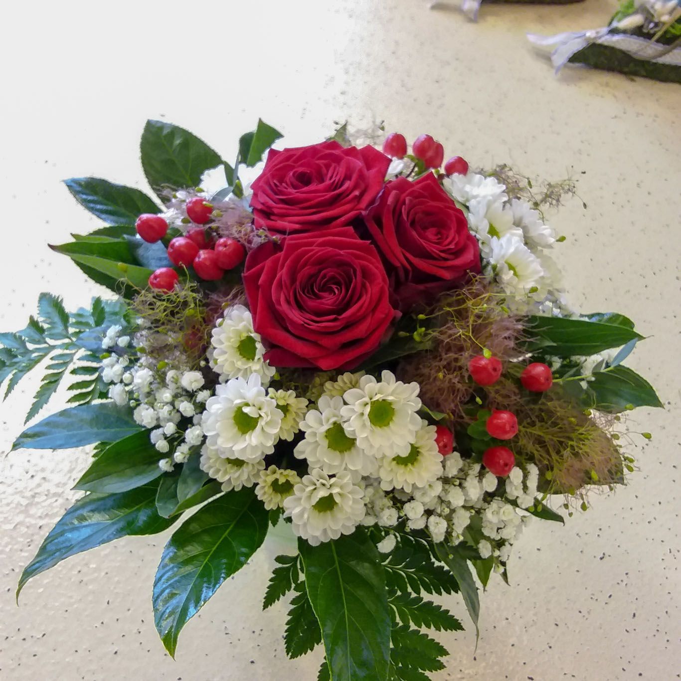 Strauss mit roten Rosen und weissen Blumen