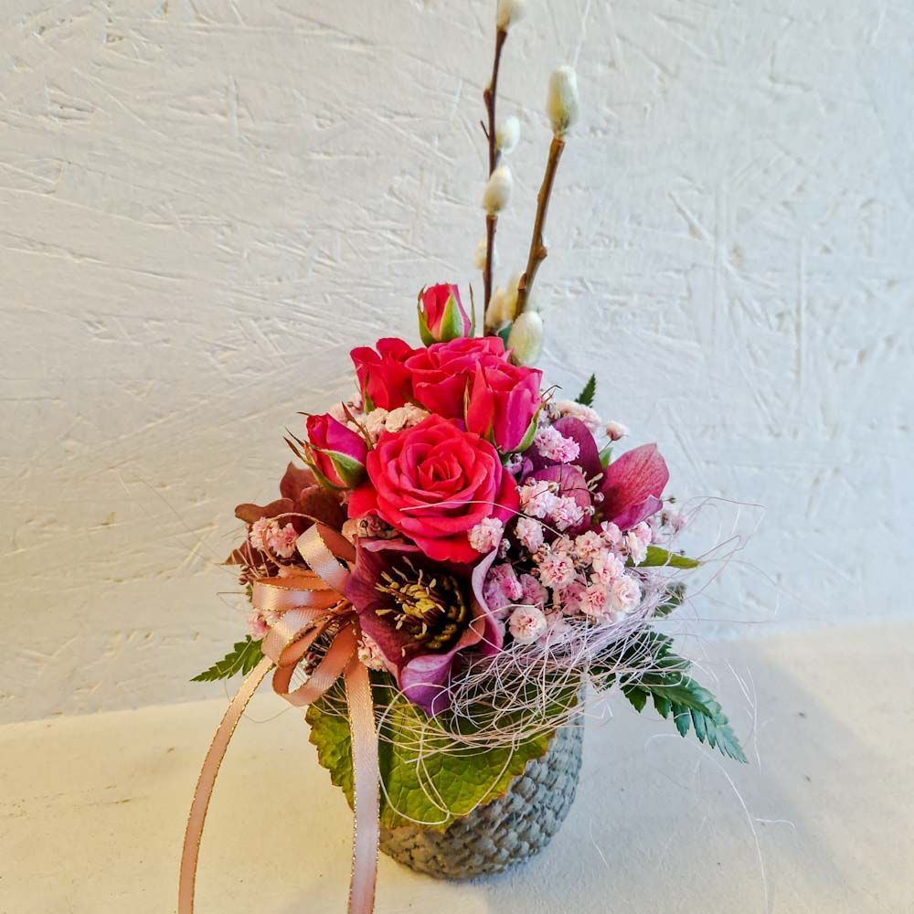 Knalliges Gesteck mit Sisal und Band, rosa, lila