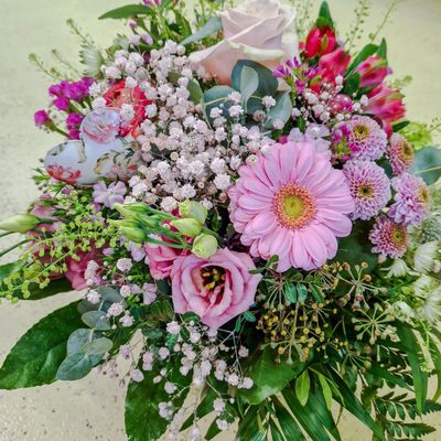 Zarter Strauss mit kleinem Deko-Herz Zarter Strauss mit kleinem Deko-Herz