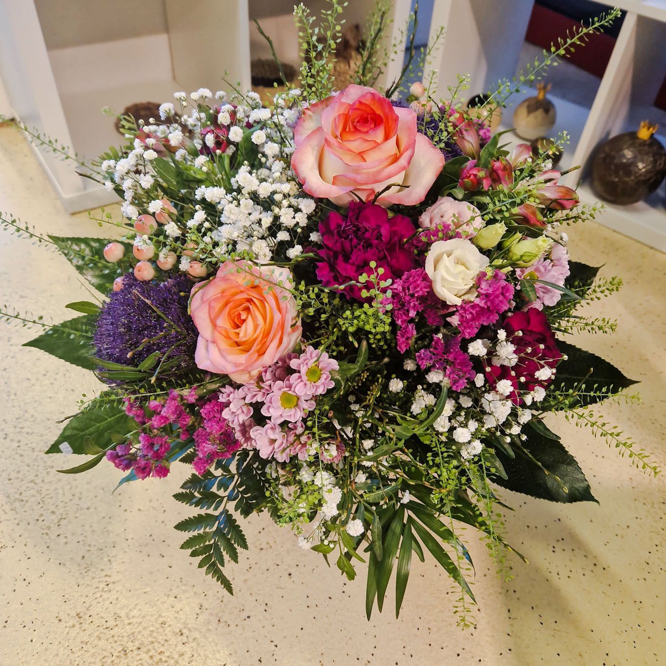 Luftiger Strauss mit Schleierkraut, rosa/lila/purpur