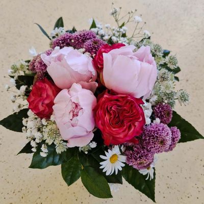 Bunter Strauss mit Pfingstrosen und gemischten Blumen