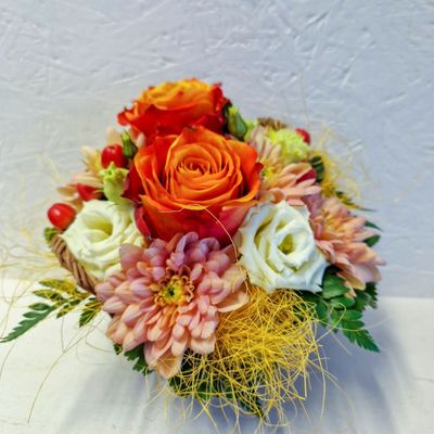Kleines Gesteck in Korb, orange/lachs/gelb, mit Sisal