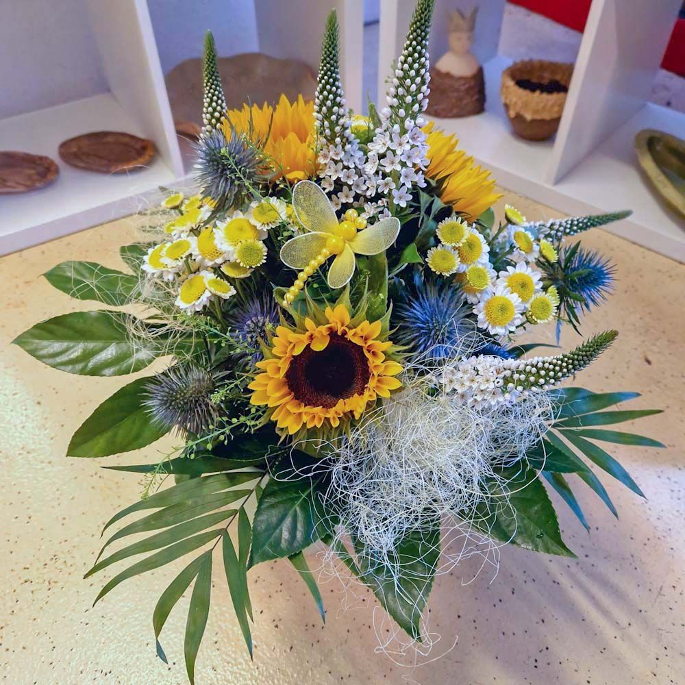 Fröhlicher Sonnenblumenstrauss mit Deko-Schmetterling