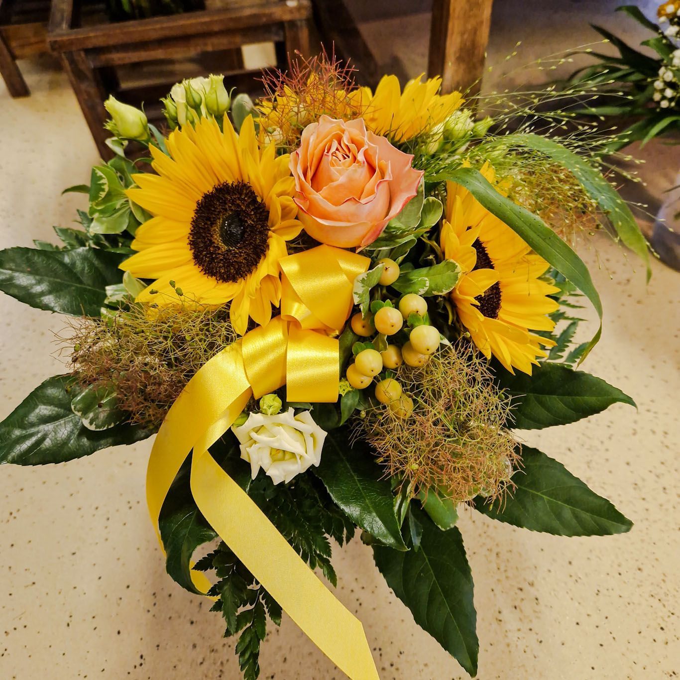 Sonnenblumenstrauss mit Band