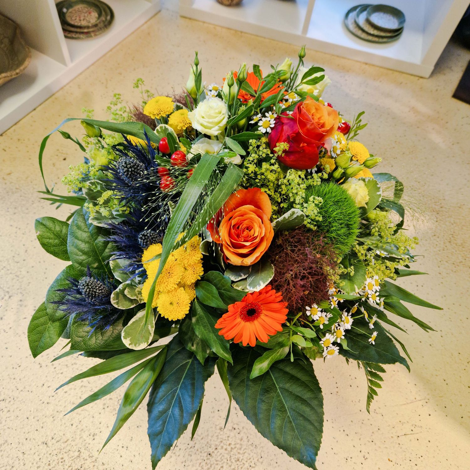 Farbenreicher Sommerstrauss, mit Halmen und Blättern