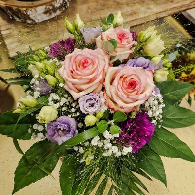Zarte Farben mit drei Rosen rosa/lachs