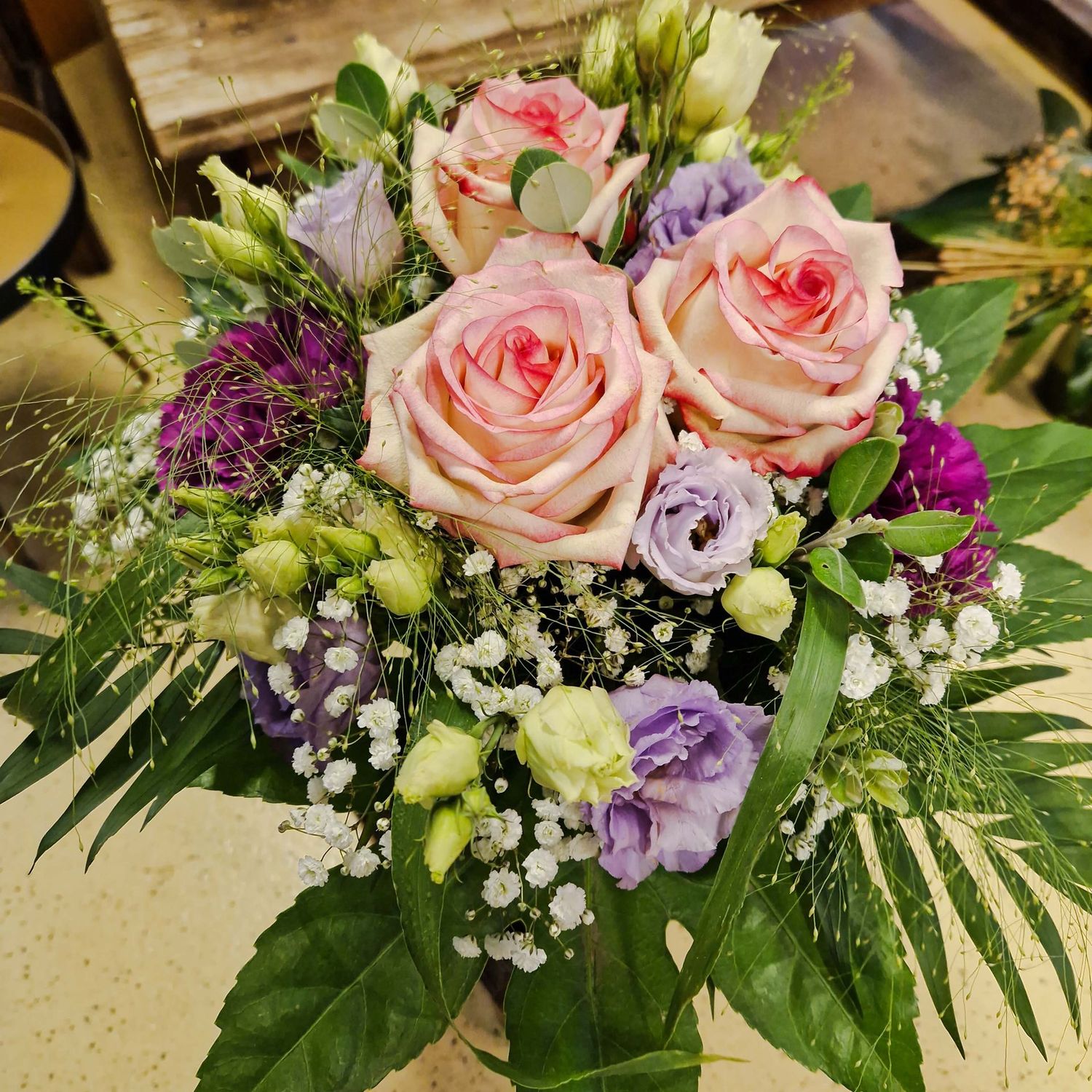 Klassischer Strauss mit Rosen rosa/lachs und gemischte Blumen