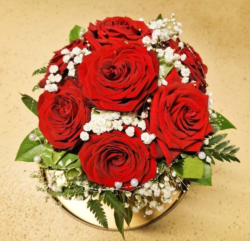 7 rote Rosen mit Perlendraht