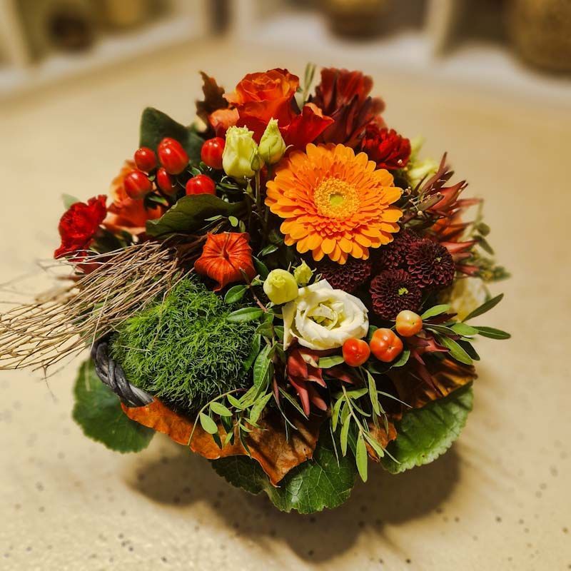 Aktuelle Farben: herbstliches Gesteck mit Halmen,   in Korb