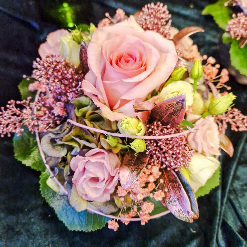 Aktuell: weihnächtliches Gesteck in Korb mit Glitzerskimmia Aktuell: weihnächtliches Gesteck in Korb mit Glitzerskimmia