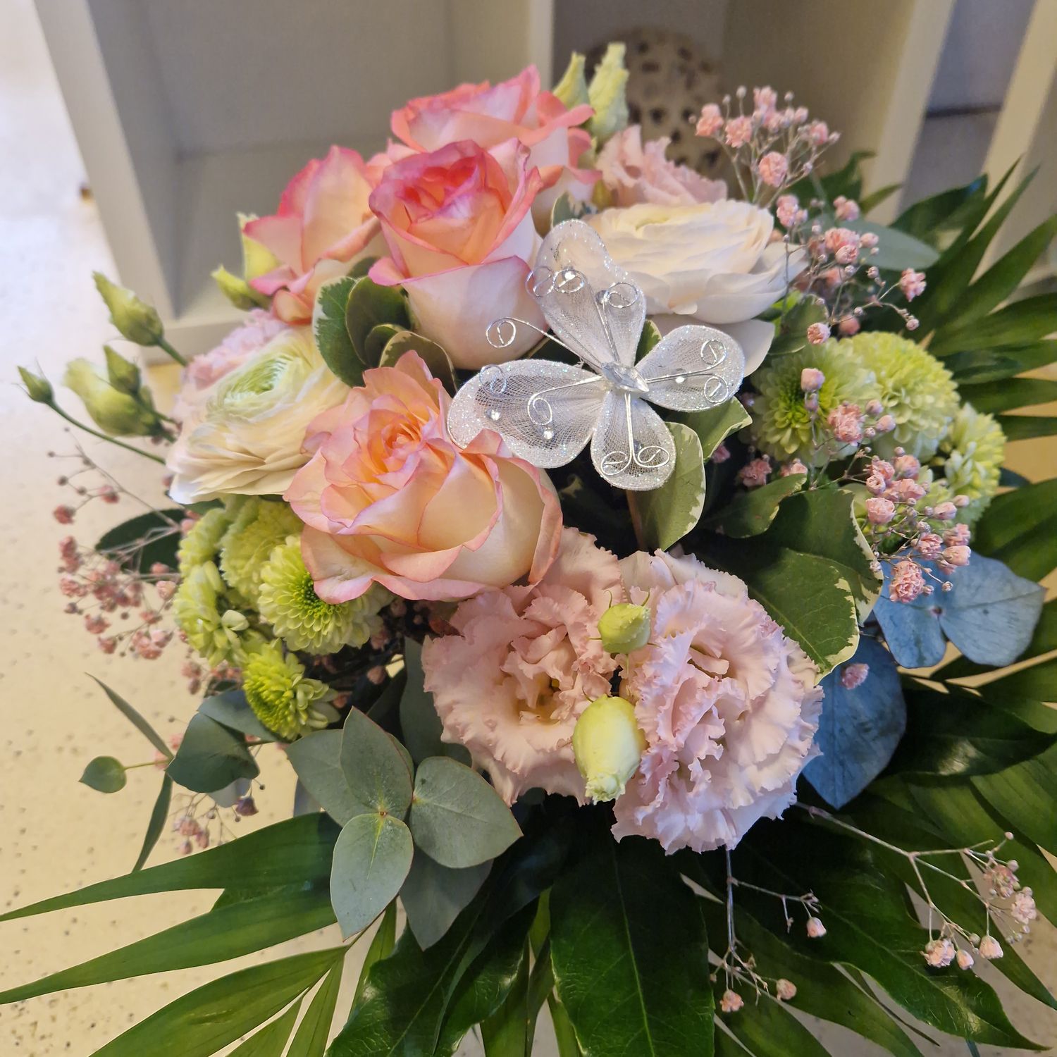 Zarter Strauss mit Ranunkeln, Rosen, Fresien Zarter Strauss mit Ranunkeln, Rosen, Fresien