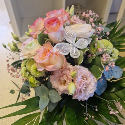 Zarter Strauss mit Ranunkeln, Rosen, Fresien