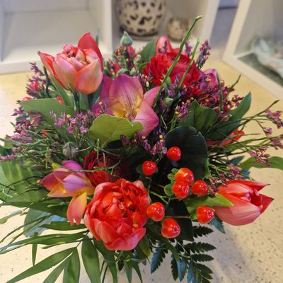 Kräftige Farben: locker gebunden mit Tulpen und Ranunkeln