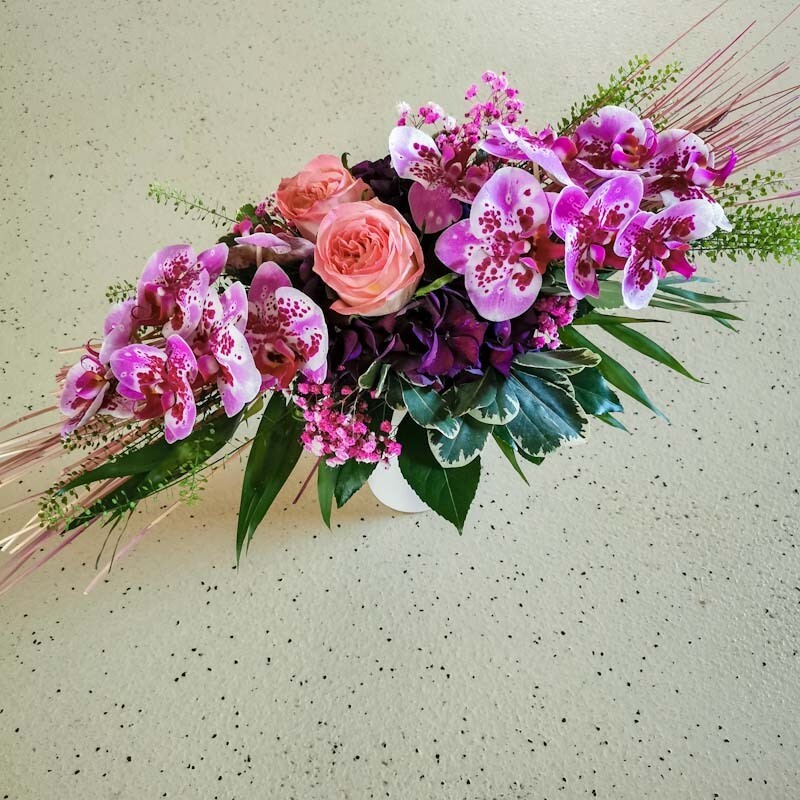 Bunter Querstrauss mit Orchideen und Rosen, lila/rosa/lachs