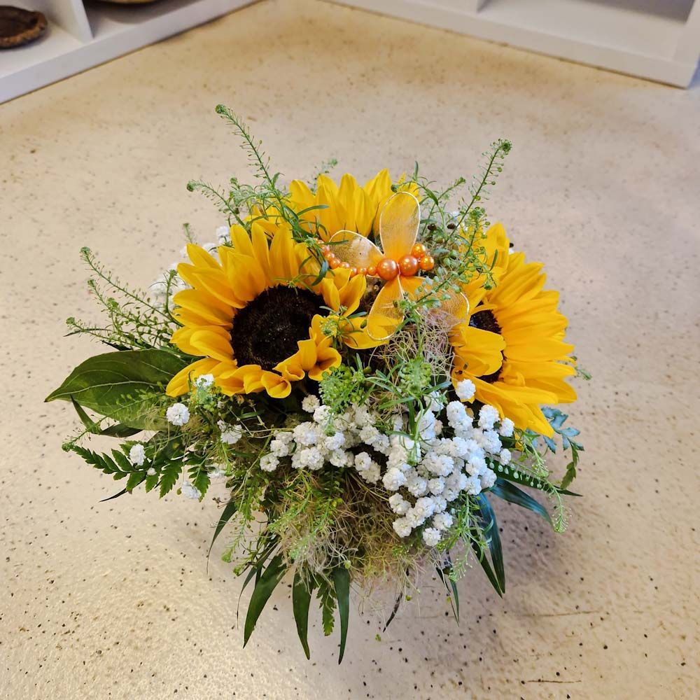 Kleiner Strauss mit Sonnenblumen und Deko-Schmetterling Kleiner Strauss mit Sonnenblumen und Deko-Schmetterling